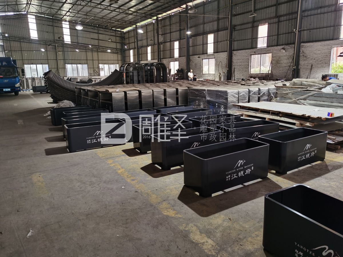 湖北武汉江悦府项目金属垃圾桶花箱桌椅