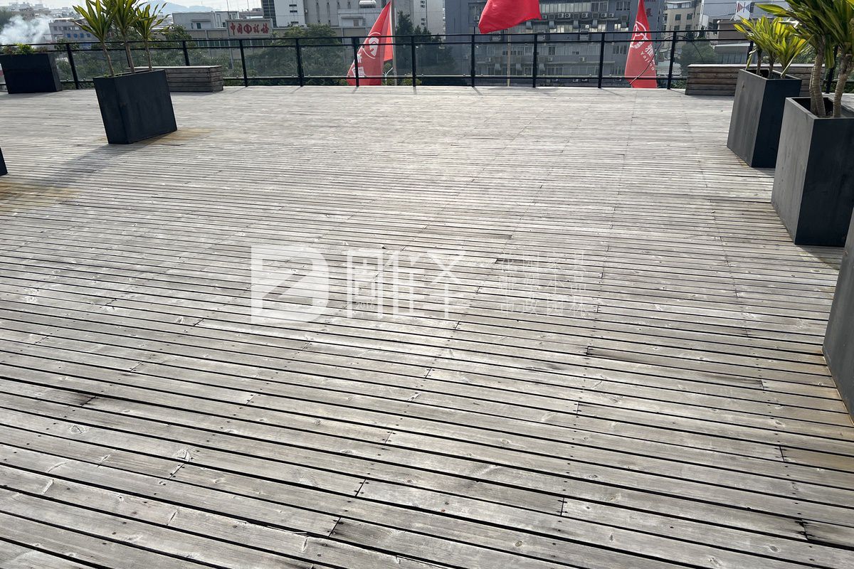 番禺南村华鑫大厦空中花园旧木地板翻新项目工程案例(图2)