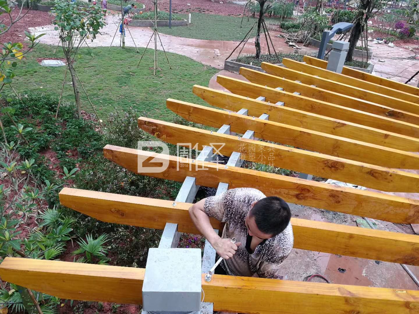 白云安置房小区大型钢结构实木廊架安装