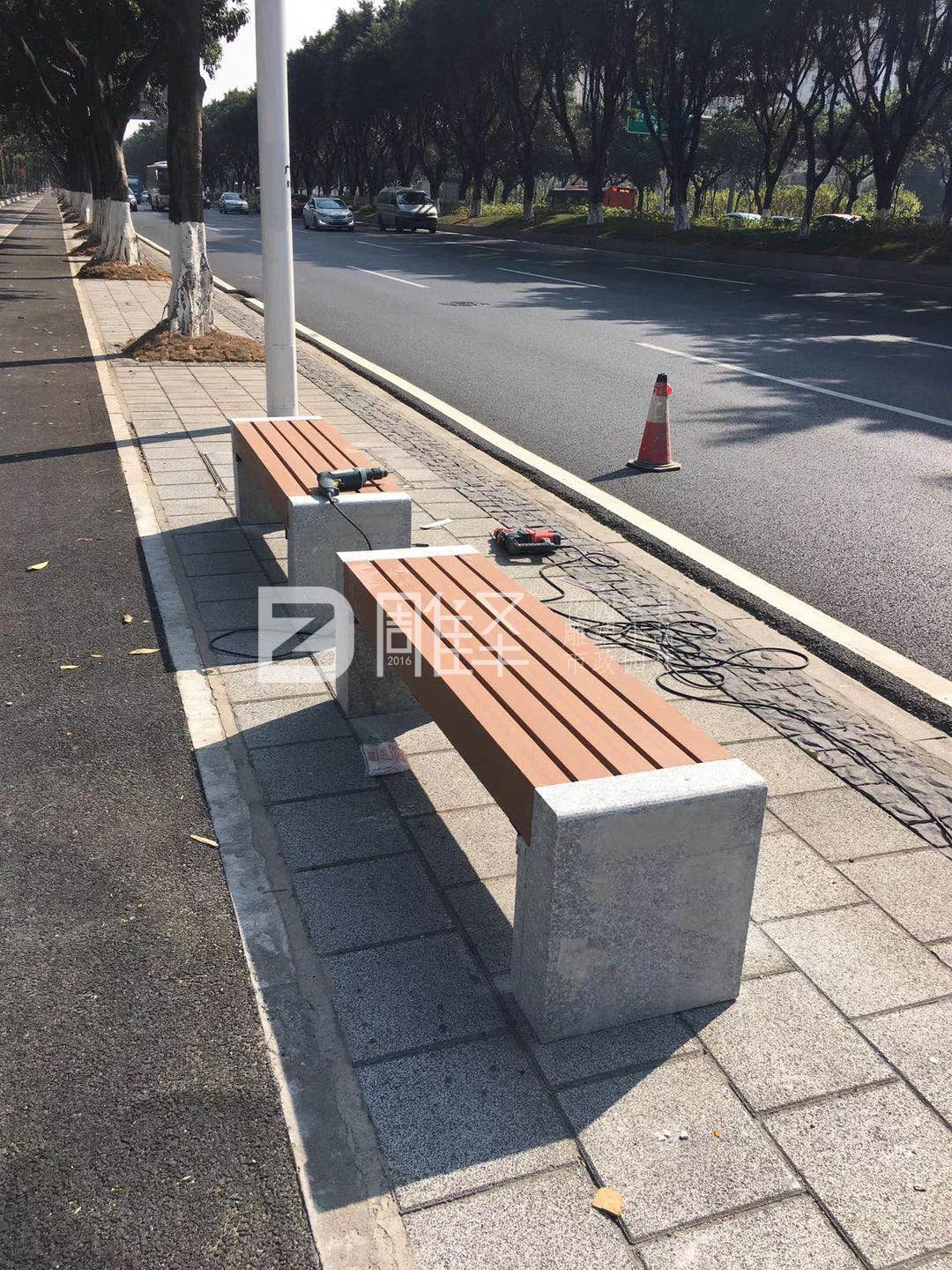 广园快速路28公里路段长椅垃圾桶围树椅安装(图11)
