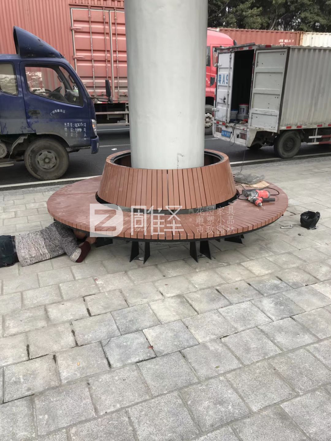 广园快速路28公里路段长椅垃圾桶围树椅安装(图13)